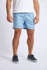 Short de baño con estampado tropical de piñas y hojas en tonos azules sobre fondo rosado. Cuenta con cintura elástica con cordón ajustable, bolsillos laterales, un bolsillo trasero y suspensor interno.