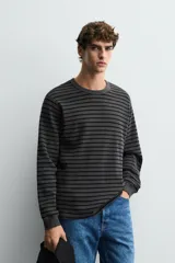 Camiseta de manga larga con cuello redondo, confeccionada en tejido de algodón con textura tipo waffle y acabados en rib.