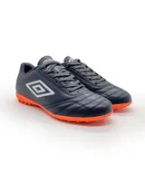 Championes de fútbol Umbro Classic II TF, color negro con detalles en verde neón. Capellada de cuero sintético y suela de goma con tapones para césped artificial.