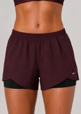 Short deportivo bordó con calza interna negra incorporada, cintura elástica y diseño con dobladillo curvo.