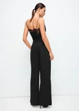 Pantalón de vestir negro de pernera ancha y tiro medio, con bolsillos laterales.
