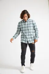 Camisa de viyela a cuadros color ladrillo, azul y blanco, de corte slim fit, manga larga, con bolsillo en el pecho y logo bordado.