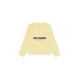Sweater de punto color amarillo claro, con cuello redondo, manga larga y logo bordado en contraste en el pecho.