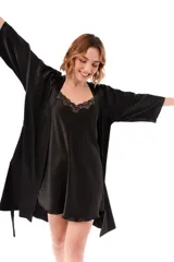 Bata de seda blanca con mangas 3/4 y lazo para ajustar en la cintura.