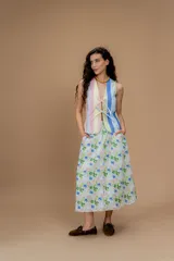 Chaleco tipo sastre con estampado a rayas verticales en tonos pastel, con lazos de ajuste en el frente.