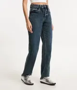Pantalón de jean corte recto con cintura con trabillas, cierre de botón y cremallera, y bolsillos funcionales en frente y espalda.