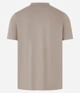 Remera básica de corte slim para hombre, confeccionada en suave algodón peruano. Presenta cuello redondo y mangas cortas, con un diseño liso y versátil.