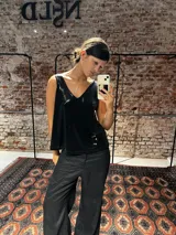 Musculosa de corte holgado con acabado brillante, escote en V pronunciado en la espalda y breteles anchos.