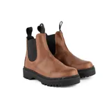 Bota Chelsea de caña media color chocolate, confeccionada en cuero, con elásticos laterales negros, tiradores traseros y suela dentada de goma negra.