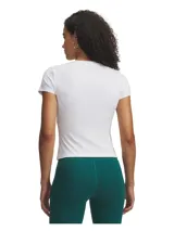 Remera deportiva de mujer Under Armour modelo Motion Fitted SS, de manga corta y cuello redondo en color blanco, confeccionada en tejido de punto cepillado ultrasuave, ligero y transpirable con capacidad de elásticidad en cuatro direcciones y tecnología de control de olores.