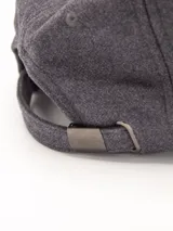 Gorra de béisbol marrón con logo bordado en el lateral.