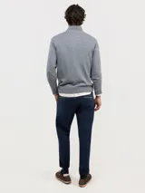 Pantalón chino de corte regular fit, confeccionado en gabardina con acabado desgastado. Presenta bolsillos laterales y traseros, con cierre de botón y cremallera.