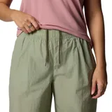 Pantalón de corte recto y estilo cargo en color verde oliva, confeccionado en tejido técnico con tecnología repelente al agua. Presenta cintura elástica con cordón ajustable, bolsillos laterales y aberturas laterales en las perneras para mayor ventilación.
