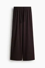 Pantalón de punto color marrón oscuro, de tiro alto con cintura elástica, cordón de ajuste y diseño de piernas amplias.