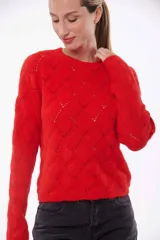 Sweater de punto calado color rojo con cuello redondo y mangas largas.