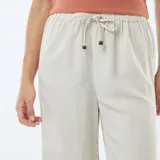 Pantalón wide leg de mezcla de lino color beige, con diseño de rayas verticales finas.