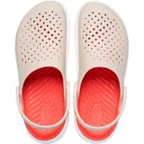 Zuecos Crocs modelo InMotion LiteRide Clog, de color gris en la parte superior perforada con tira trasera pivotante y suela gruesa de plataforma en color blanco con detalles negros.
