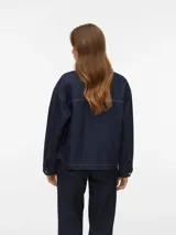 Campera de denim azul oscuro con cierre frontal de botones metálicos, bolsillos frontales aplicados y cuello camisero, de corte recto y holgado.