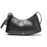 Bandolera de PU color negro con forma curva y base plana, con logo metálico XL plateado al frente. Posee correa regulable para usar al hombro o cruzada, cierre superior metálico y bolsillo interno con cierre.