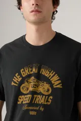 Remera negra de algodón con cuello redondo y estampado frontal con una moto y texto en color ocre.