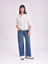 Camisa blanca de mangas 3/4 con detalles de calado en los hombros.