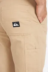 Pantalón carpintero de corte recto color beige, con bolsillos laterales y presillas para cinto.