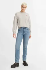 Jeans de tiro alto con corte recto, ajustados en la cadera y los muslos. Presentan un lavado en tono azul medio claro y cierre frontal con bragueta.