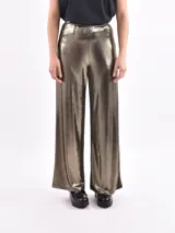 Pantalón de corte recto y tiro alto, confeccionado en tela metalizada color dorado con acabado brillante.