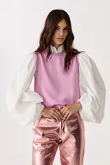 Top tejido de punto color rosa con lúrex, sin mangas y cuello a la base.