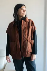 Chaleco marrón chocolate de lino y viscosa, con calce al cuerpo y cuello camisero.