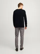 Sweater de manga larga con cuello redondo, confeccionado en tejido de punto con textura estructurada.