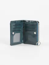 Billetera tarjetero de cuero vegano color verde petróleo con acabado brillante y texturizado. Cuenta con doble cierre metálico y logo plateado en la parte frontal.