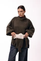 Sweater de punto grueso con cuello alto, diseño de hombros caídos y mangas amplias con puños acanalados.