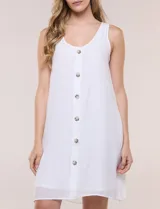Vestido corto blanco de calce suelto y estilo relajado, de la marca Zac & Rachel. Cuenta con breteles anchos, escote redondo, abotonadura frontal con botones tipo carey, bolsillos laterales y forro a tono.