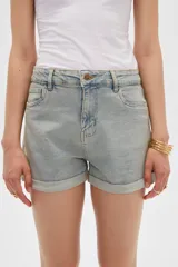 Short de jean tiro alto con bolsillos y dobladillo en las piernas.