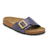 Sandalias Birkenstock modelo Madrid con una sola tira ancha en color azul medianoche metalizado. Presenta una hebilla grande de metal dorado y plantilla anatómica de corcho con suela de goma negra.