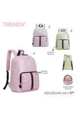 Mochila acolchada color rosa claro con correas negras. Presenta un bolsillo frontal con estampado de corazones rosas más oscuros y una tira central negra con la inscripción "TRENDY". Tiene un parche frontal con las letras "TR DY" y un corazón.