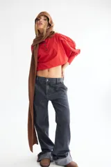 Pasamontañas marrón de punto con capucha y bufanda integrada.