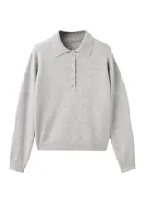 Pollera midi de corte recto y tiro alto, confeccionada en tejido estructurado de color gris oscuro. Presenta un diseño minimalista con costuras verticales que estilizan la silueta.