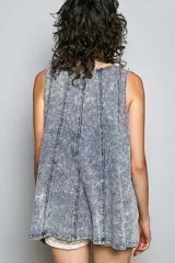 Musculosa de felpa francesa con efecto acid wash, corte en línea A y tirantes ajustables con hebilla en los hombros. Presenta costuras verticales decorativas y bajo acampanado.