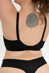 Soutien sin aro color beige, confeccionado con tela suave de efecto segunda piel y fibra Lycra reforzada. Presenta copa moldeada sin costuras y tirantes elásticos regulables.