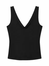 Musculosa negra ajustada de tejido acanalado, con escote en V pronunciado y tirantes anchos.