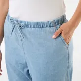 Pantalón vaquero de corte ancho, color azul claro, con cintura elástica y cordón ajustable.