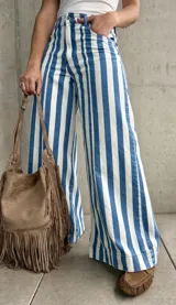 Jean estilo wide leg con diseño rayado en color celeste y blanco, de tiro alto y corte ancho en las piernas.