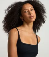 Vestido corto negro de rib con breteles finos y escote cuadrado. Corte evasé y sin estampa.