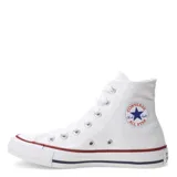 Championes de caña alta Converse modelo Chuck Taylor All Star, color blanco con cordones al tono, puntera de goma y suela con franjas decorativas en rojo y azul.