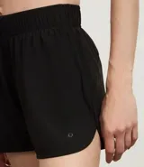 Bermuda deportiva modelo runner de corte holgado, con cintura elástica, bajo redondeado y bolsillo funcional trasero. Confeccionada en tejido de poliéster con elastano.