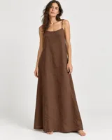 Vestido largo rojo con tirantes finos, escote recto y silueta amplia y fluida de corte A.