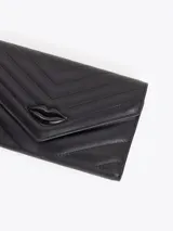 Maxi billetera color negro confeccionada en cuero vacuno, con diseño acolchado de costuras en chevron, solapa frontal y aplique metálico en forma de labios en el centro.