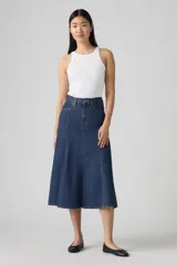 Falda midi de jean azul oscuro, corte evasé y tiro alto.